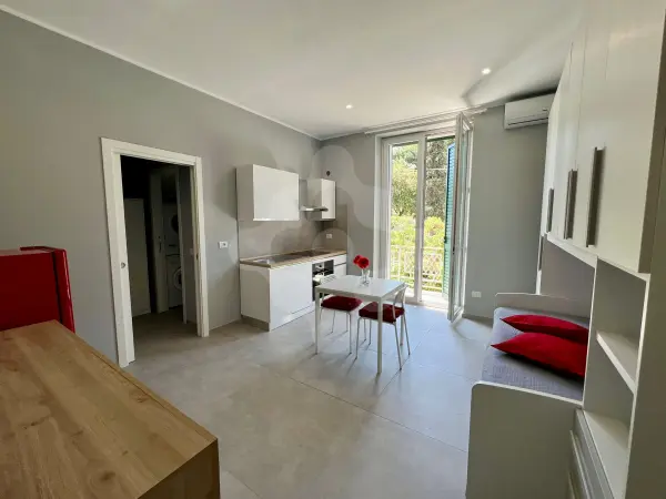 MONOLOCALE CON BALCONE
