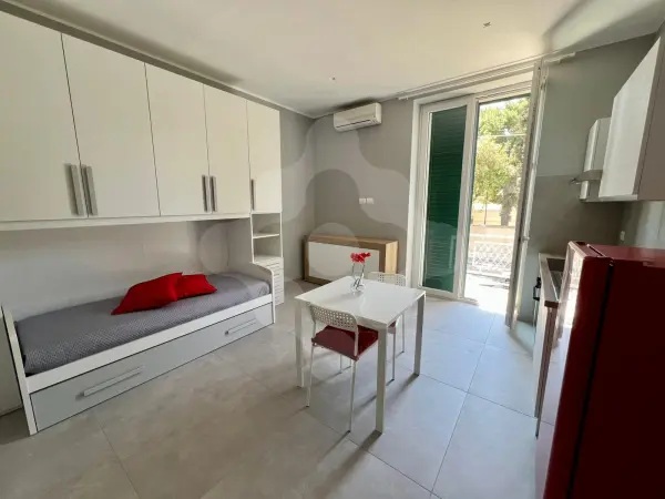 MONOLOCALE NUOVO CON BALCONE
