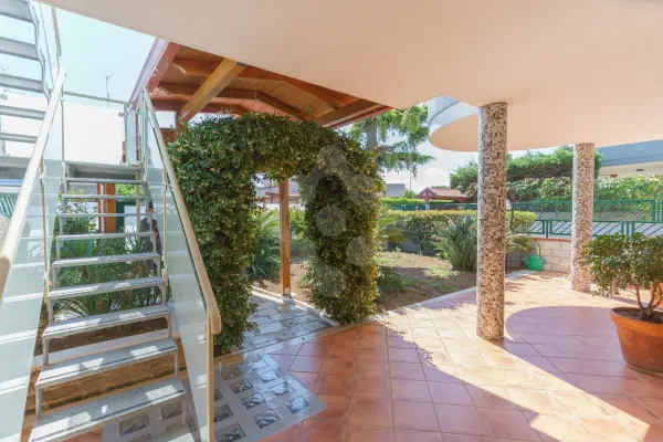 PALESE - RIFINITA VILLA SU TRE LIVELLI CON TERRAZZO VISTA MARE